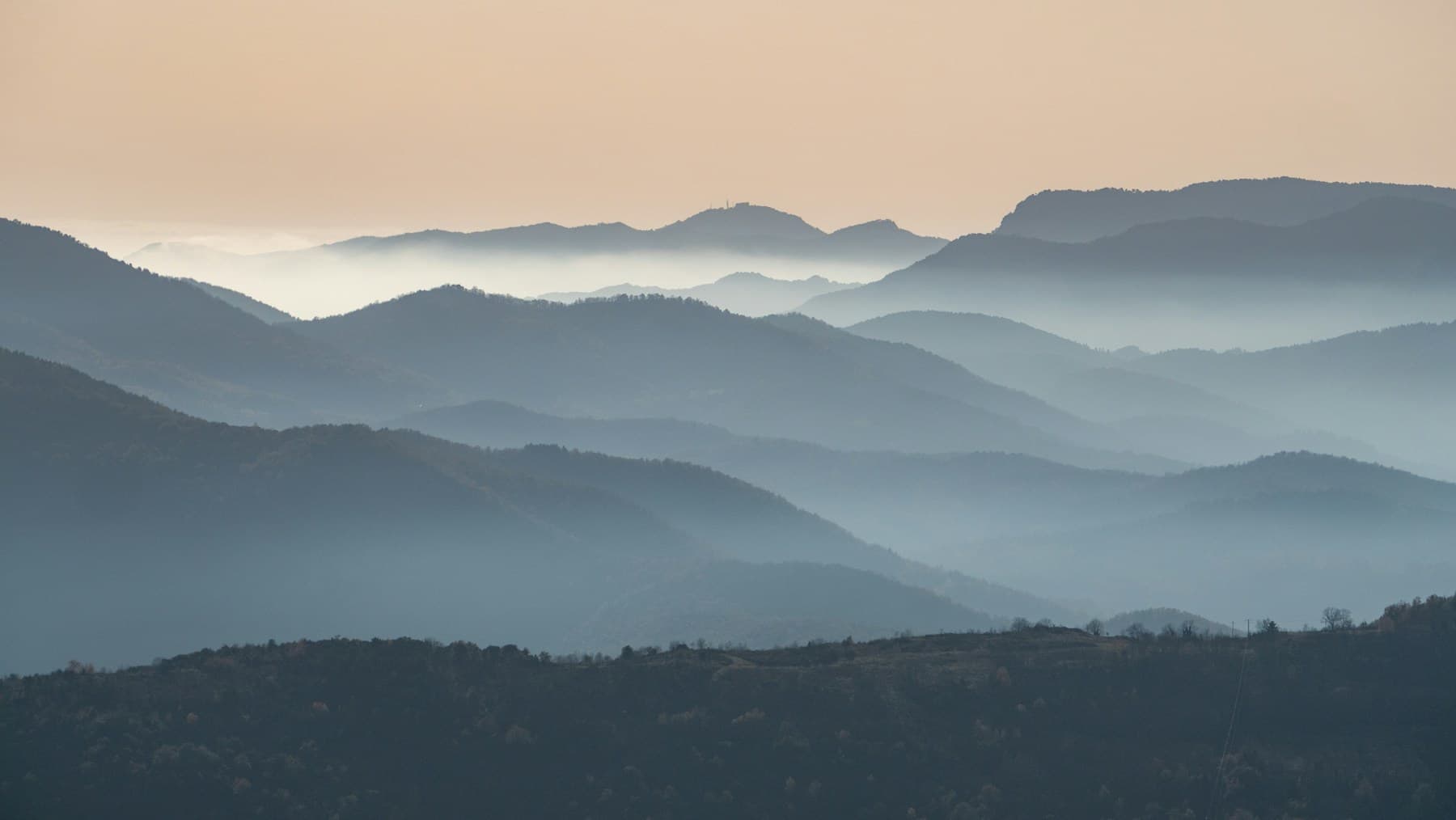 Sanfte Bergketten in der Morgendämmerung